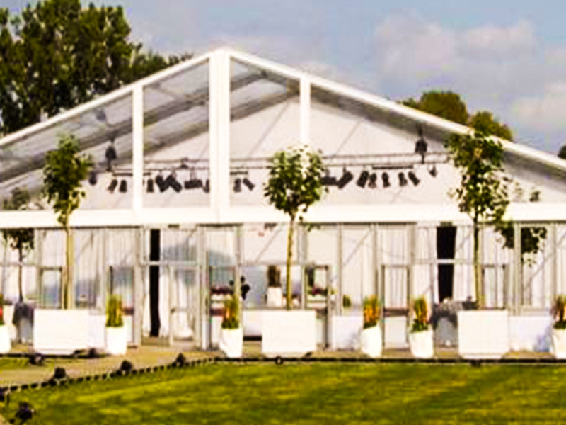 What are the advantages of using a transparent glass tent for a wedding?