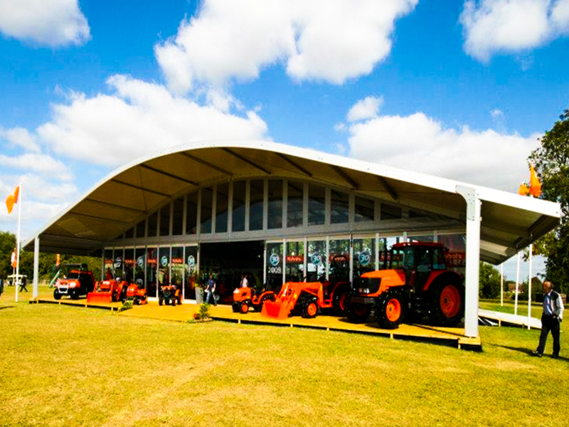 The elegant arc, the moving curve in the tent