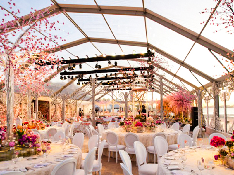 How to decorate a wedding tent?